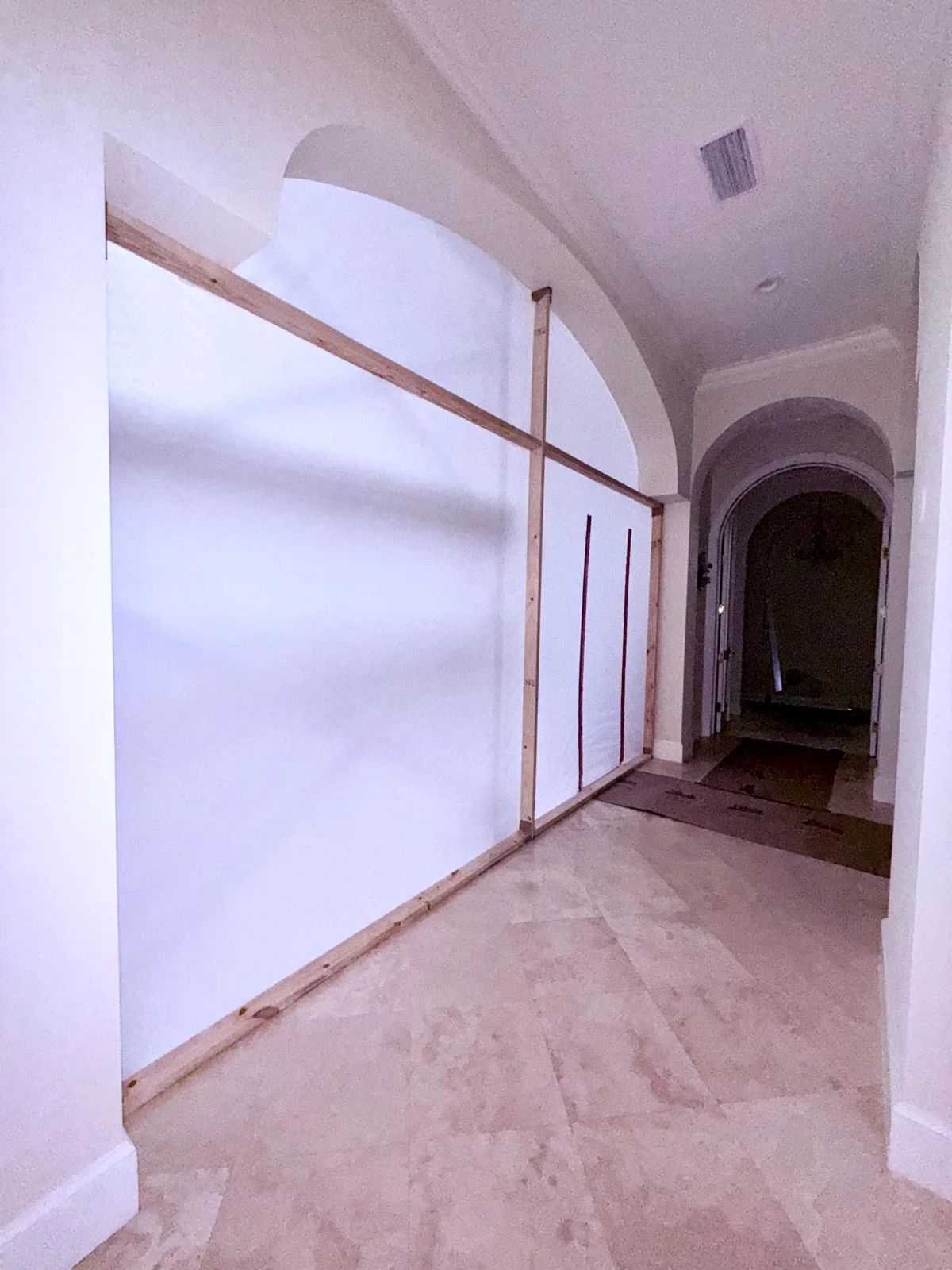 Láminas temporales que cierran un área de trabajo en un pasillo