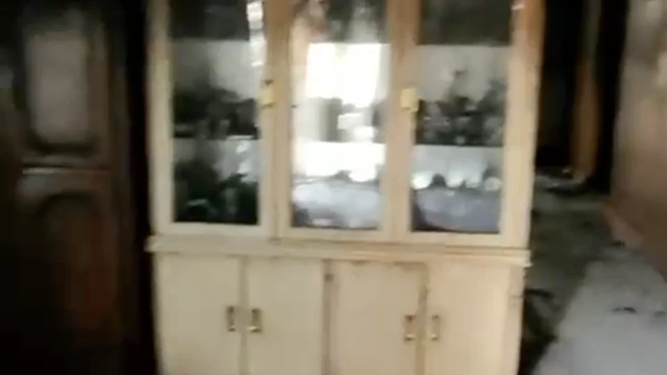 Gabinete con frente de vidrio en una habitación dañada por el incendio